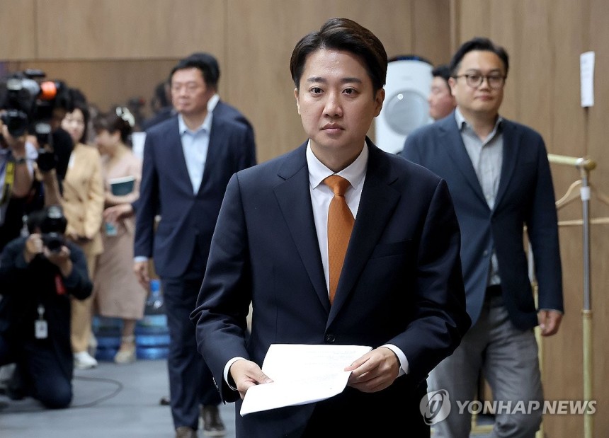단일화 관련 기자회견 나선 이준석 후보
(서울=연합뉴스) 류영석 기자 = 개혁신당 이준석 대선 후보가 22일 서울 여의도 국회 소통관에서 국민의힘 김문수 대선 후보와의 단일화 요구에 대한 입장 발표 기자회견을 위해 