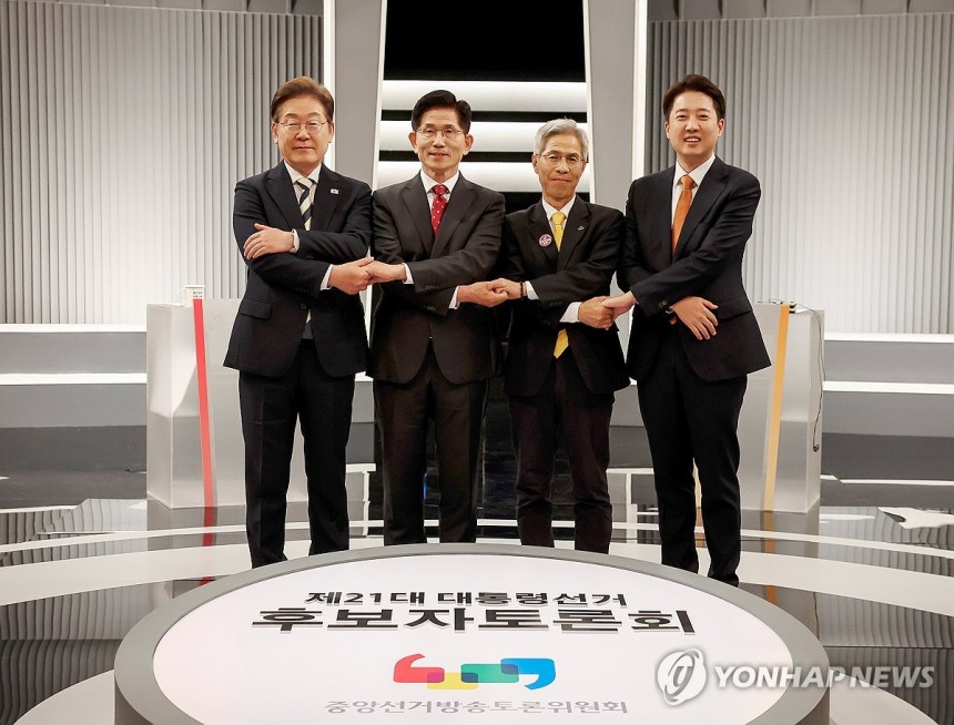 제21대 대선 2차 후보자 토론회 앞두고
(서울=연합뉴스) 더불어민주당 이재명·국민의힘 김문수·민주노동당 권영국·개혁신당 이준석 대선후보가 23일 서울 영등포구 여의도 KBS 스튜디오에서 열린 제21대 대선 2차 후