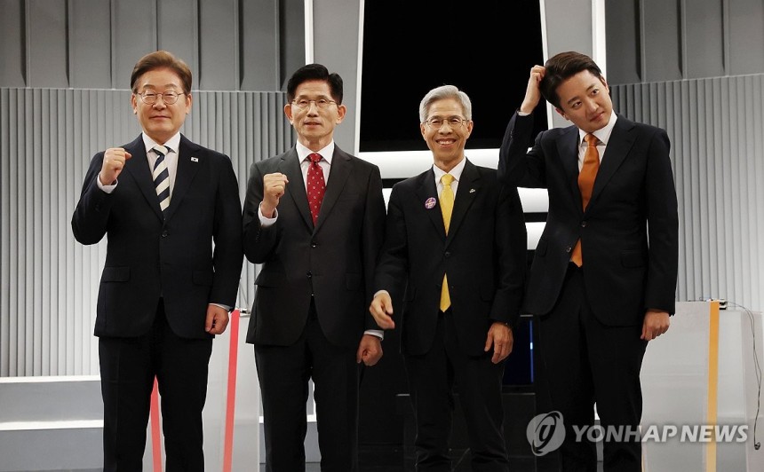 대선 2차 후보자 토론회
(서울=연합뉴스) 더불어민주당 이재명·국민의힘 김문수·민주노동당 권영국·개혁신당 이준석 대선후보가 23일 서울 영등포구 여의도 KBS 스튜디오에서 열린 제21대 대선 2차 후보자 토론회 시작