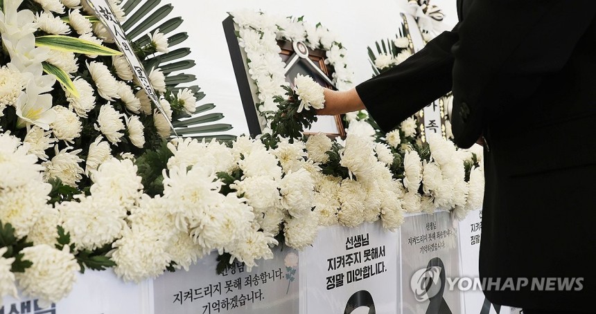 "선생님 지켜주지 못해서 정말 미안합니다"
(제주=연합뉴스) 지난 24일 제주도교육청에 마련된 분향소에서 학생 가족의 민원에 시달리다 숨진 제주 모 중학교 교사를 추모하는 사람들의 발길이 이어지고 있다. [연합뉴스 