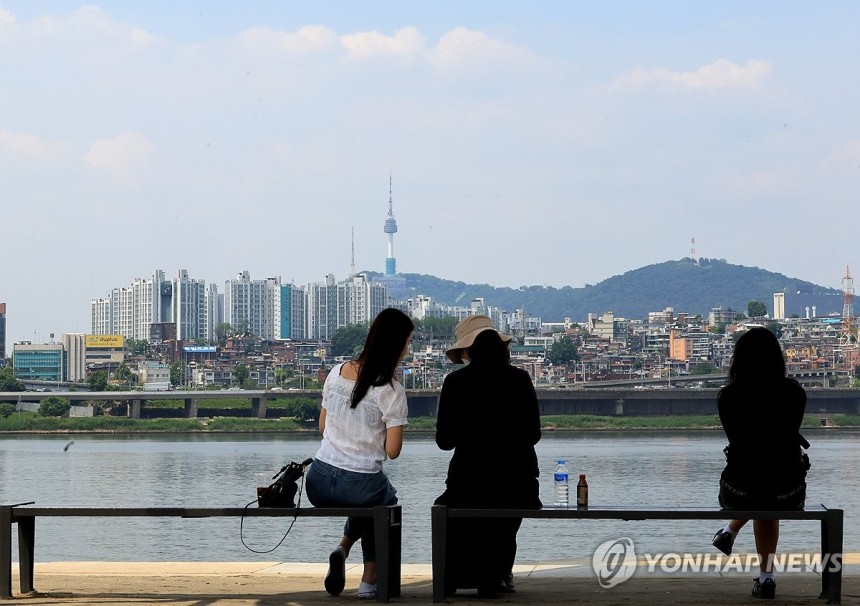 화창한 월요일
(서울=연합뉴스) 최재구 기자 = 화창한 날씨가 이어진 26일 서울 한강공원을 찾은 시민들이 그늘을 찾아 휴식하고 있다. 2025.5.26 jjaeck9@yna.co.kr