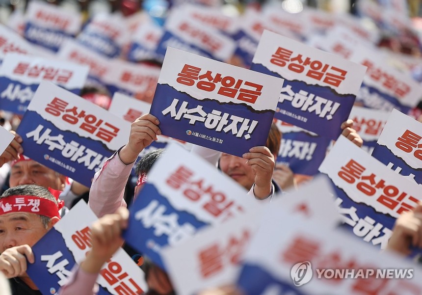 '통상임금 사수하자'
(서울=연합뉴스) 김성민 기자 = 전국자동차노련 서울시버스노조가 26일 서울 송파구 서울시교통회관 앞에서 연 파업 출정식에서 조합원들이 손팻말을 들고 있다. 자동차노련 산하 버스 노조는 임금·단