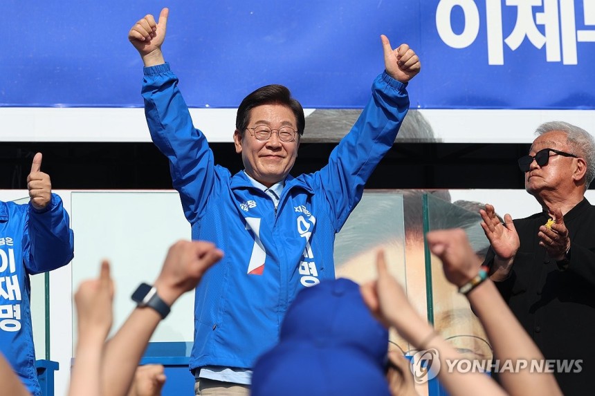 엄지손가락 치켜든 이재명 후보
(남양주=연합뉴스) 김주성 기자 = 더불어민주당 이재명 대선 후보가 26일 경기 남양주시 평내호평역 광장에서 열린 유세에서 엄지손가락을 치켜들고서 시민들에게 지지를 호소하고 있다. 20