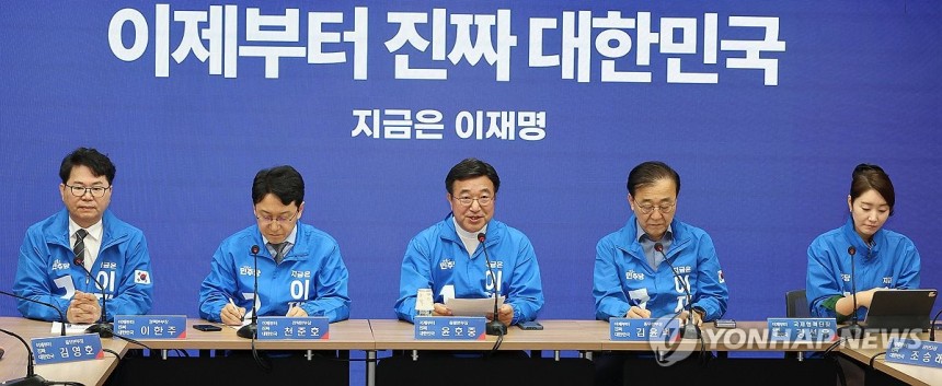 발언하는 윤호중 선대위총괄본부장
(서울=연합뉴스) 김주형 기자 = 더불어민주당 윤호중 선대위총괄본부장(가운데)이 27일 서울 여의도 중앙당사에서 열린 총괄본부장단회의에서 발언하고 있다. 2025.5.27 kjhpre
