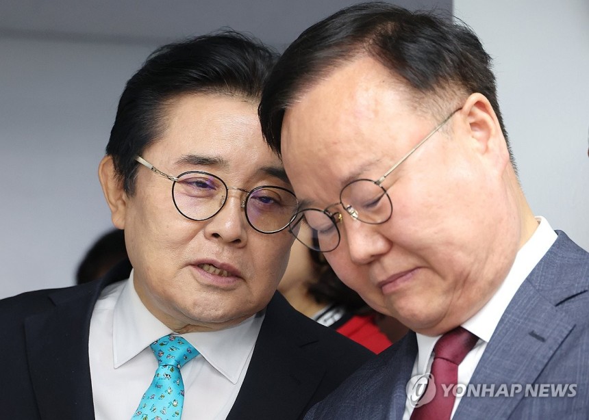 대화하는 전병헌-김재원
(서울=연합뉴스) 김주형 기자 = 새미래민주당 전병헌 대표(왼쪽)와 국민의힘 김문수 후보 비서실장인 김재원 전 의원이 27일 서울 여의도 새미래민주당 중앙당사에서 열린 이낙연 상임고문 긴급 기