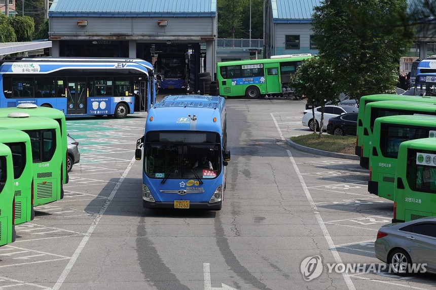 차고지에 대기 중인 서울 시내버스
(서울=연합뉴스) 임병식 기자 = 서울 시내버스 파업 예고일을 하루 앞둔 27일 서울시의 한 공영차고지에서 버스들이 운행을 준비하며 대기하고 있다. 2025.5.27 andphoto