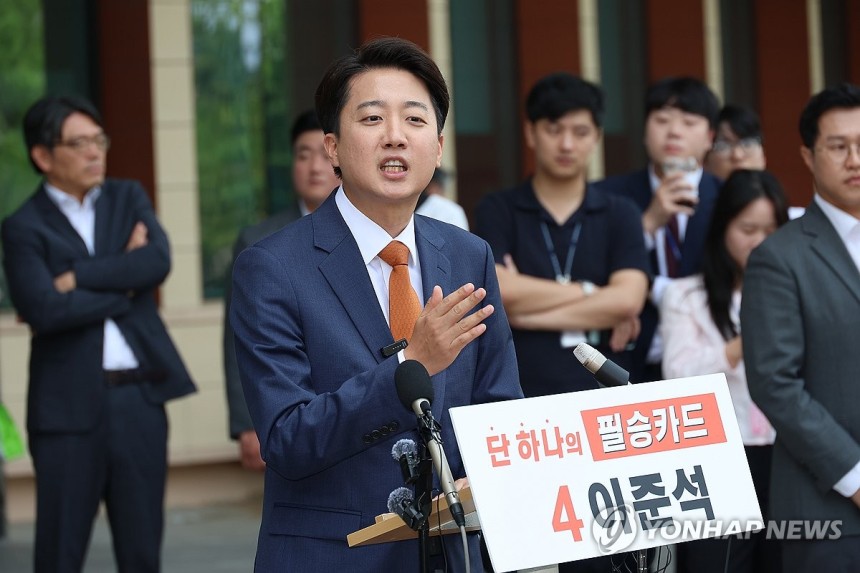 단일화 거부 입장 거듭 밝히는 이준석 후보
(서울=연합뉴스) 김주성 기자 = 개혁신당 이준석 대선 후보가 27일 서울 여의도 국회에서 국민의힘 김문수 후보와의 단일화에 대한 거부 입장을 거듭 밝힌 뒤 취재진의 질문에