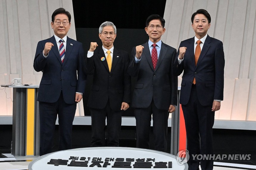 토론회 앞두고 포즈 취하는 대선 후보들
(서울=연합뉴스) 더불어민주당 이재명·민주노동당 권영국·국민의힘 김문수·개혁신당 이준석 대선 후보가 27일 서울 마포구 상암동 MBC 스튜디오에서 진행된 정치 분야 TV토론회에