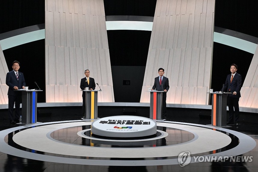 제21대 대선 후보자 토론회
(서울=연합뉴스) 더불어민주당 이재명·민주노동당 권영국·국민의힘 김문수·개혁신당 이준석 대선 후보가 27일 서울 마포구 상암동 MBC 스튜디오에서 진행된 정치 분야 TV토론회를 준비하고 