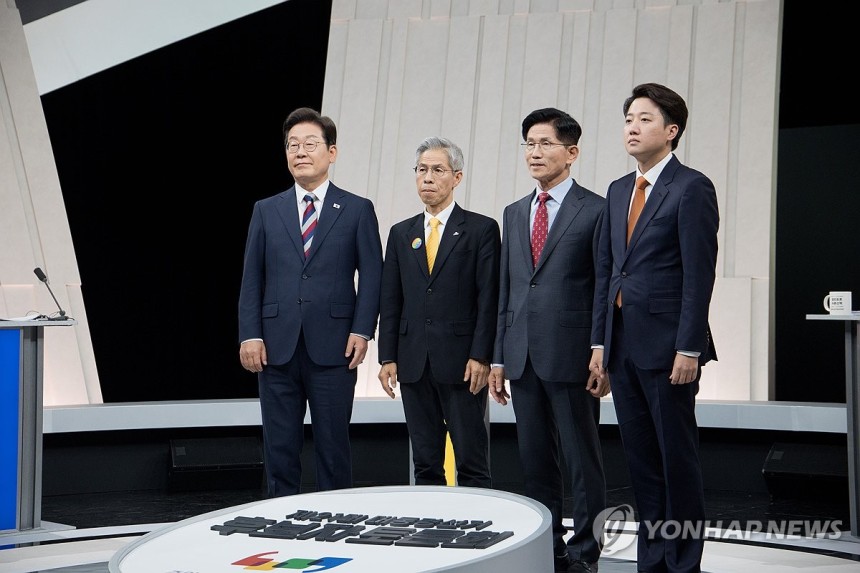 정치 분야 TV 토론회 앞둔 대선 후보들
(서울=연합뉴스) 더불어민주당 이재명·민주노동당 권영국·국민의힘 김문수·개혁신당 이준석 대선 후보가 27일 서울 마포구 상암동 MBC 스튜디오에서 진행된 정치 분야 TV토론회