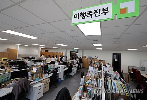 양육비이행관리원 살펴보는 취재진
(서울=연합뉴스) 박동주 기자 = 22일 오전 취재진이 서울 중구 양육비이행관리원을 살펴보고 있다. 2024.5.22
    pdj6635@yna.co.kr
(끝)