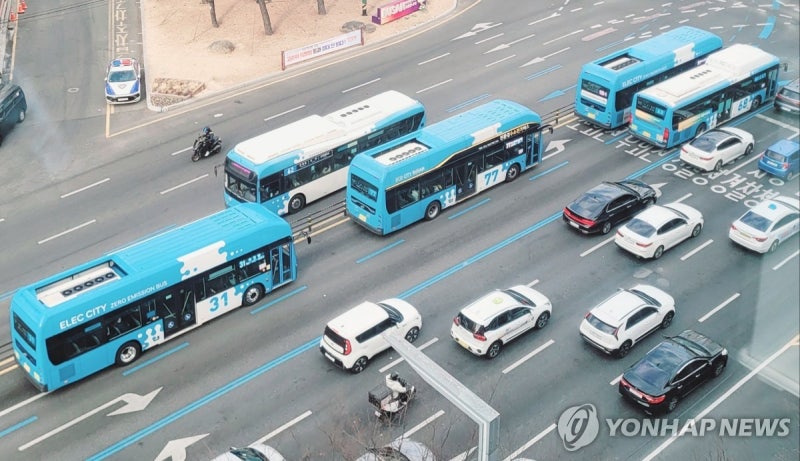 <b>부산 시내버스</b> 노조 <b>파업</b> 돌입…147개 노선 운행 중단(종합)