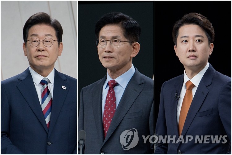 정치 분야 TV 토론회 준비하는 대선 후보들
(서울=연합뉴스) 더불어민주당 이재명(왼쪽)·국민의힘 김문수·개혁신당 이준석 대선 후보가 27일 서울 마포구 상암동 MBC 스튜디오에서 진행된 정치 분야 TV토론회를 준비