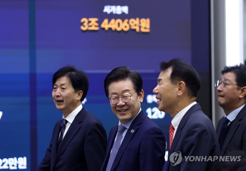 대한민국 주식시장 활성화TF 현장 간담회 들어서는 이재명 대표
[연합뉴스 자료사진]
