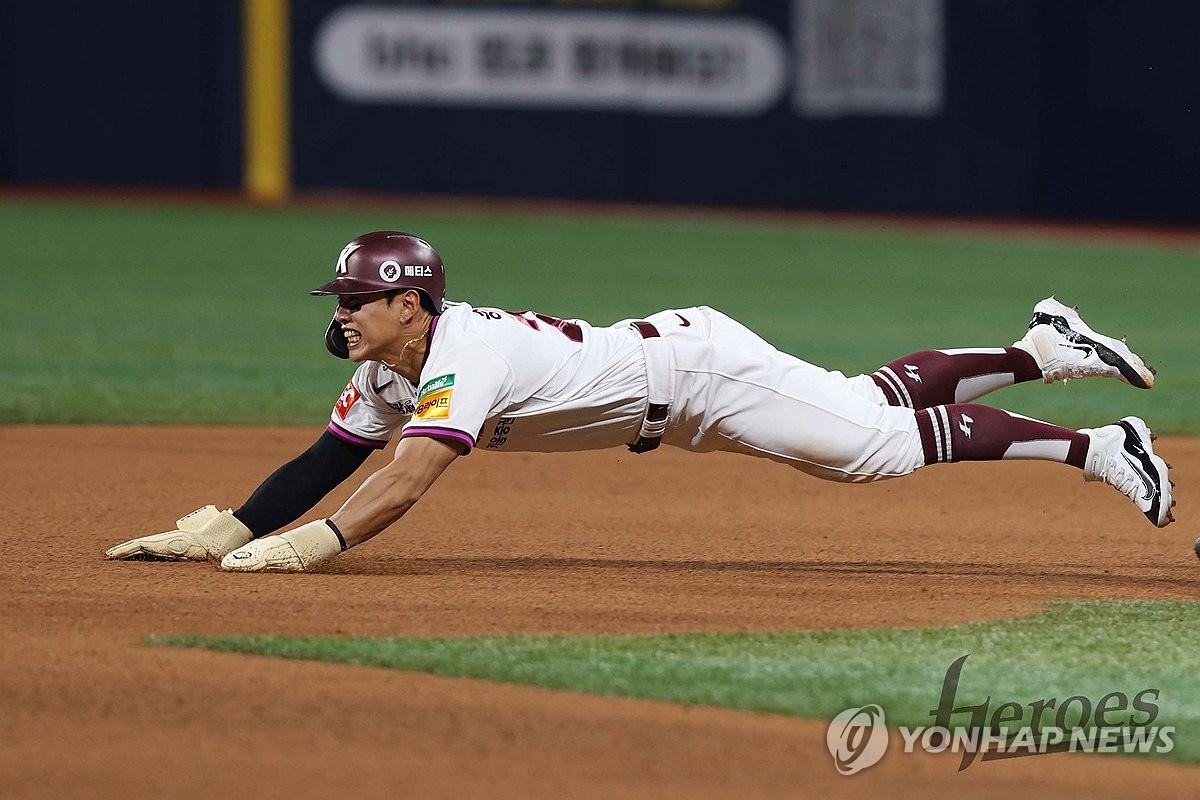 키움 <b>송성문</b>, <b>도루</b> 30개 <b>연속</b> 성공…이종범 넘어 KBO 신기록