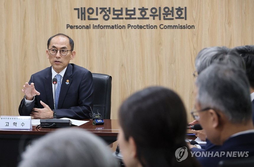 발언하는 고학수 위원장
(서울=연합뉴스) 이정훈 기자 = 고학수 개인정보보호위원회 위원장이 26일 서울 종로구 정부서울청사에서 열린 개인정보보호 자율규제위원회 위촉식 및 제1차 회의에서 발언하고 있다. 2025.5.