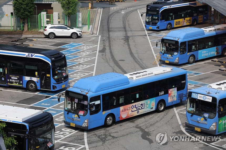 차고지에 대기 중인 서울 시내버스
(서울=연합뉴스) 임병식 기자 = 서울 시내버스 파업 예고일을 하루 앞둔 27일 서울시의 한 공영차고지에서 버스들이 운행을 준비하며 대기하고 있다. 2025.5.27 andphoto