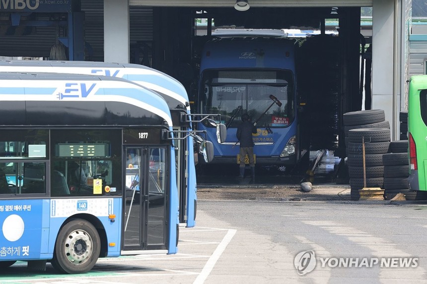 파업 앞둔 서울 시내버스
(서울=연합뉴스) 임병식 기자 = 서울 시내버스 파업 예고일을 하루 앞둔 27일 서울시의 한 공영차고지에서 버스 운행에 앞서 세차를 하고 있다. 2025.5.27 andphotodo@yna.