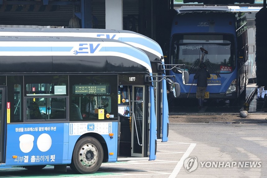 파업 앞둔 서울 시내버스
(서울=연합뉴스) 임병식 기자 = 서울 시내버스 파업 예고일을 하루 앞둔 27일 서울시의 한 공영차고지에서 버스 운행에 앞서 세차를 하고 있다. 2025.5.27 andphotodo@yna.