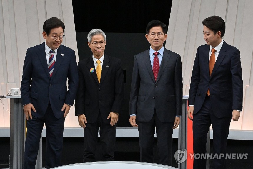 토론 위해 자리로 향하는 후보들
(서울=연합뉴스) 더불어민주당 이재명·민주노동당 권영국·국민의힘 김문수·개혁신당 이준석 대선 후보가 27일 서울 마포구 상암동 MBC 스튜디오에서 진행된 정치 분야 TV토론회에 앞서 