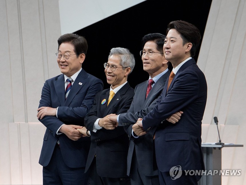 정치 분야 TV 토론회 앞둔 대선 후보들
(서울=연합뉴스) 더불어민주당 이재명·민주노동당 권영국·국민의힘 김문수·개혁신당 이준석 대선 후보가 27일 서울 마포구 상암동 MBC 스튜디오에서 진행된 정치 분야 TV토론회