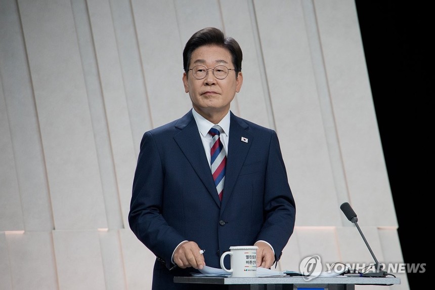 토론회 준비하는 이재명 후보
(서울=연합뉴스) 더불어민주당 이재명 후보가 27일 서울 마포구 상암동 MBC 스튜디오에서 열린 정치 분야 TV토론회를 준비하고 있다. 2025.5.27 [국회사진기자단] photo@yn