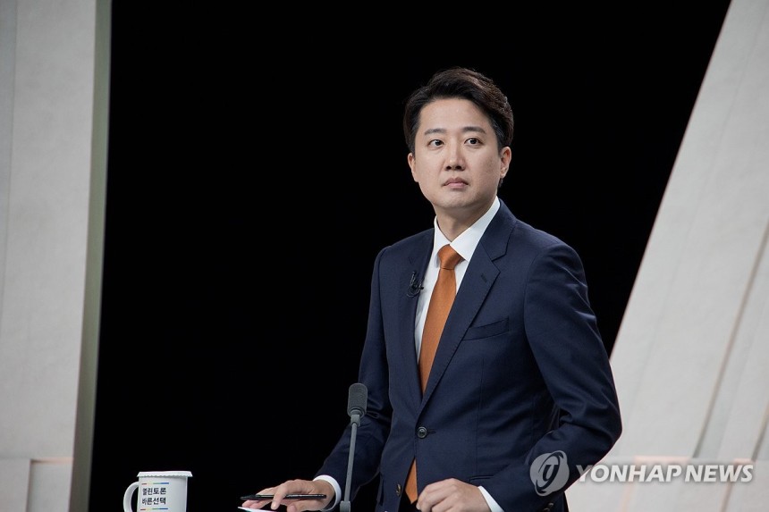 토론회 준비하는 이준석 후보
(서울=연합뉴스) 개혁신당 이준석 후보가 지난 27일 서울 마포구 상암동 MBC 스튜디오에서 열린 정치 분야 TV토론회를 준비하고 있다. 2025.5.27 [국회사진기자단] photo@y