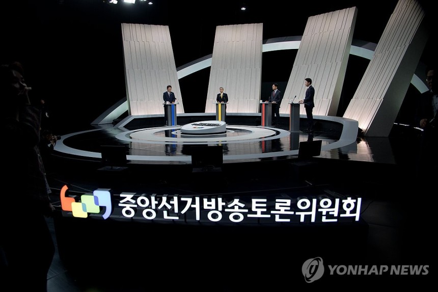 정치 분야 TV 토론회 준비하는 대선 후보들
(서울=연합뉴스) 더불어민주당 이재명·민주노동당 권영국·국민의힘 김문수·개혁신당 이준석 대선 후보가 27일 서울 마포구 상암동 MBC 스튜디오에서 진행된 정치 분야 TV토