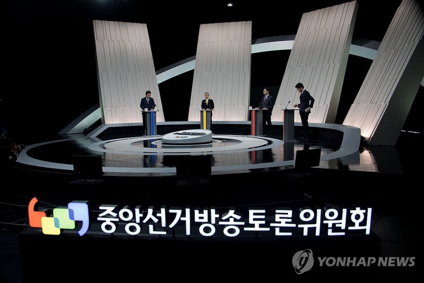 정치 분야 TV 토론회 준비하는 대선 후보들
(서울=연합뉴스) 더불어민주당 이재명·민주노동당 권영국·국민의힘 김문수·개혁신당 이준석 대선 후보가 27일 서울 마포구 상암동 MBC 스튜디오에서 진행된 정치 분야 TV토