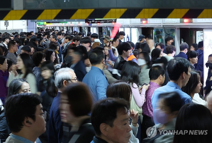 버스파업으로 붐비는 부산 도시철도
(부산=연합뉴스) 손형주 기자 = 부산지역 시내버스가 전면 파업에 돌입한 28일 오전 부산 도시철도 2호선 서면역이 출근길 시민들로 붐비고 있다. 시내버스는 오전 4시 20분 운행되