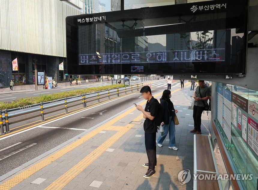 부산 시내버스 파업
(부산=연합뉴스) 손형주 기자 = 부산지역 시내버스가 전면 파업에 돌입한 28일 오전 부산 부산진구 롯데백화점 버스 정류장 전광판에 시내버스 파업 안내가 나오고 있다. 2025.5.28 handb