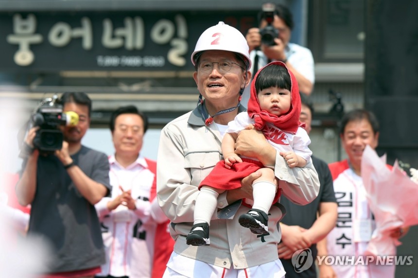 아이 안은 김문수 지지 호소
(창원=연합뉴스) 김동민 기자 = 국민의힘 김문수 대선후보가 28일 오전 경남 창원시 성산구 상남동 분수광장에서 한 아이를 안고 있다. 2025.5.28 image@yna.co.kr