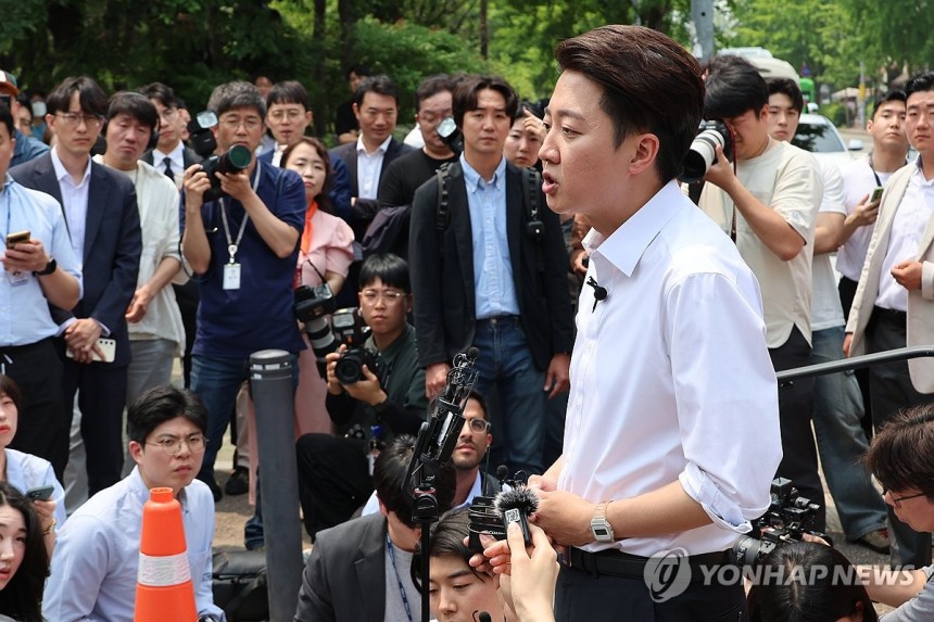 취재진 질문에 답하는 이준석 후보
(서울=연합뉴스) 김주성 기자 = 개혁신당 이준석 대선 후보가 사전투표를 하루 앞둔 28일 서울 여의도공원에서 유세를 마친 뒤 취재진의 질문에 답하고 있다. 2025.5.28 utz