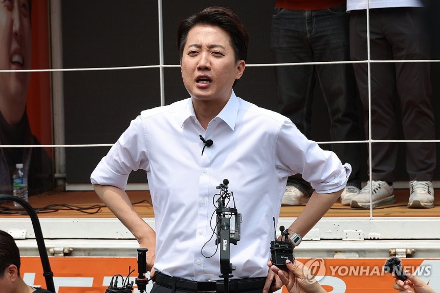 취재진 질문에 답하는 이준석 후보
(서울=연합뉴스) 김주성 기자 = 개혁신당 이준석 대선 후보가 사전투표를 하루 앞둔 28일 서울 여의도공원에서 유세를 마친 뒤 취재진의 질문에 답하고 있다. 2025.5.28 utz