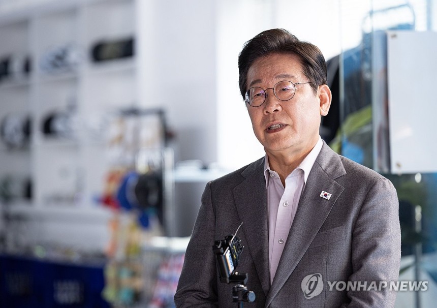 백브리핑하는 이재명 후보
(서울=연합뉴스) 황광모 기자 = 더불어민주당 이재명 대선 후보가 28일 서울 강남구의 한 스튜디오에서 유튜브 라이브 방송을 마친 후 백브리핑하고 있다. 2025.5.28 [공동취재] hkm
