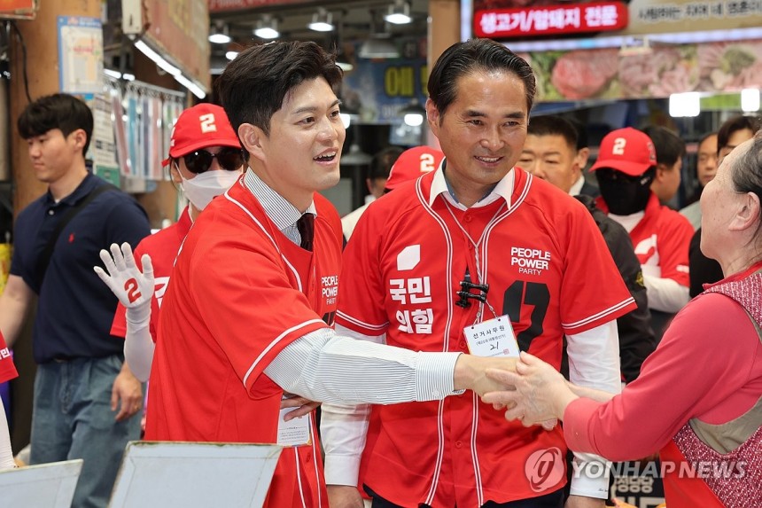 전남 목포 찾은 김용태 비상대책위원장
(목포=연합뉴스) 김혜인 기자 = 제21대 대통령 선거 사전투표를 하루 앞둔 28일 국민의힘 김용태 비상대책위원장이 전남 목포 동부시장을 찾아 김문수 후보를 지지해달라고 호소하고