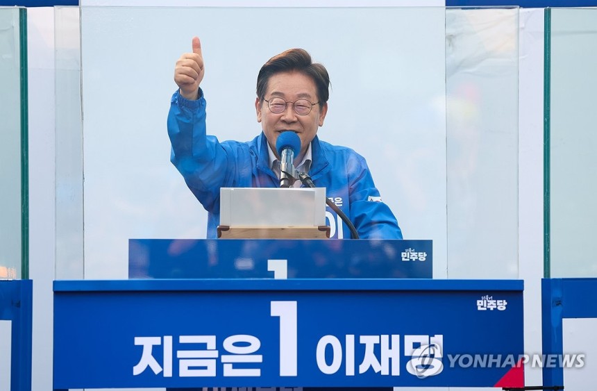 광진구·중랑구 집중유세하는 이재명 후보
(서울=연합뉴스) 황광모 기자 = 더불어민주당 이재명 대선 후보가 28일 서울 광진구 어린이대공원 정문 앞에서 열린 광진구·중랑구 집중유세에서 지지를 호소하고 있다. 2025.