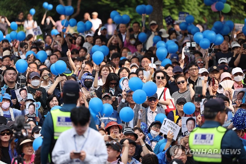 파란 풍선 흔드는 지지자들
(서울=연합뉴스) 황광모 기자 = 28일 서울 광진구 어린이대공원 정문 앞에서 열린 더불어민주당 이재명 대선 후보 집중유세에서 지지자들이 파란 풍선을 흔들고 있다. 2025.5.28 hkm