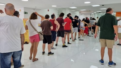 브라질 대선 결선 열기 후끈
 (상파울루=연합뉴스) 김지윤 통신원 = 브라질 대선 결선일인 30일(현지시간) 브라질 상파울루 한 사립대학교에 마련된 투표소에서 유권자들이 기표 순서를 기다리고 있다. 2022.10.3