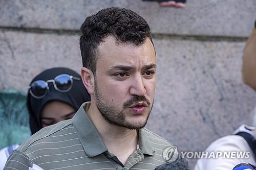컬럼비아대 반전시위 발언 중인 마흐무드 칼릴(2024년 4월)
[AP 연합뉴스 자료사진. 재판매 및 DB 금지]