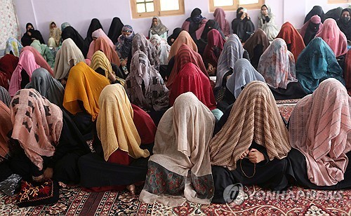 단체 결혼식 앞둔 인도 여성들
[EPA 연합뉴스. 재판매 및 DB 금지]