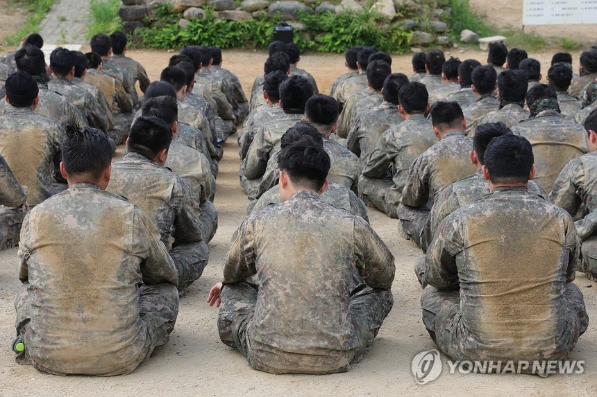 훈련 중인 장병들
[연합뉴스 자료사진]