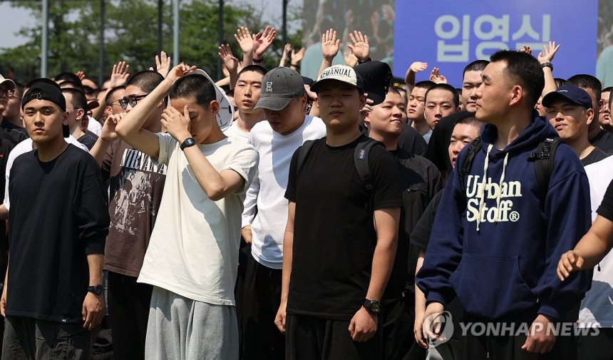 논산 육군훈련소 입영하는 청년들
[연합뉴스 자료사진]