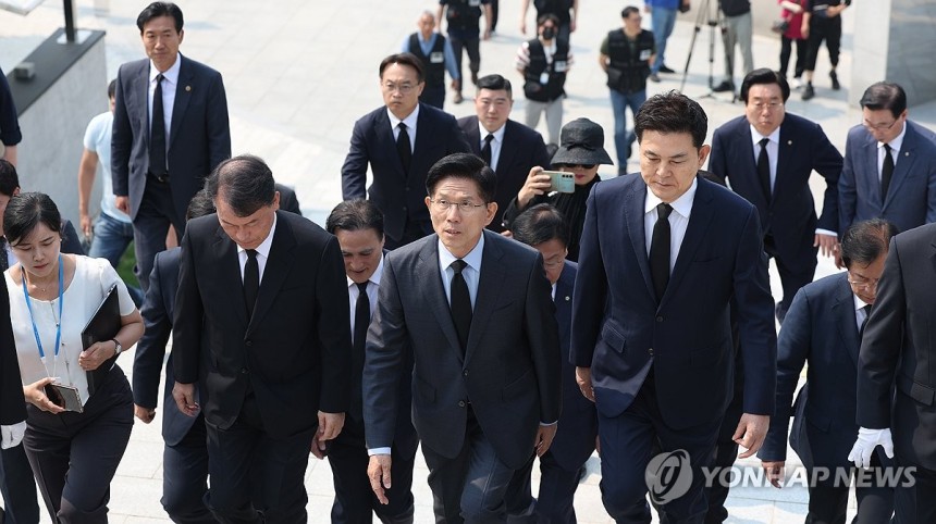국립3·15민주묘지 찾은 김문수 후보
(창원=연합뉴스) 김동민 기자 = 국민의힘 김문수 대선후보가 김태호 등 같은 당 의원과 함께 28일 오전 경남 창원시 마산회원구 국립3.15민주묘지를 방문하고 있다. 2025.5