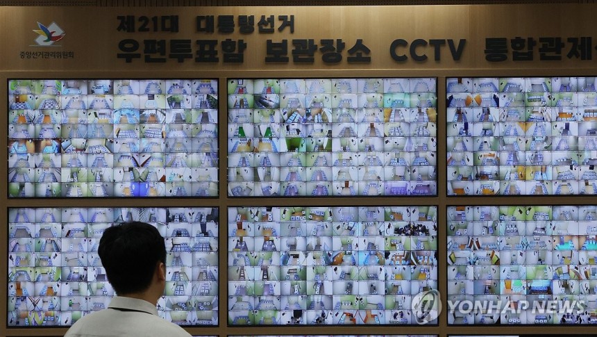 사전투표 D-1
(과천=연합뉴스) 이진욱 기자 = 제21대 대통령 선거 사전투표를 하루 앞둔 28일 경기도 과천시 중앙선거관리위원회에서 직원이 선거종합상황실 내 우표투표함 보관장소 CCTV 통합관제센터 모니터를 살펴