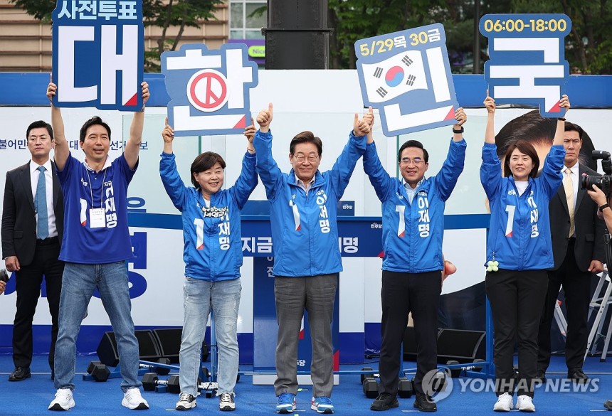 사전투표 퍼포먼스 하는 이재명 후보
(서울=연합뉴스) 황광모 기자 = 더불어민주당 이재명 대선 후보가 28일 서울 광진구 어린이대공원 정문 앞에서 열린 광진구·중랑구 집중 유세에서 사전투표 독려 퍼포먼스를 하고 있다