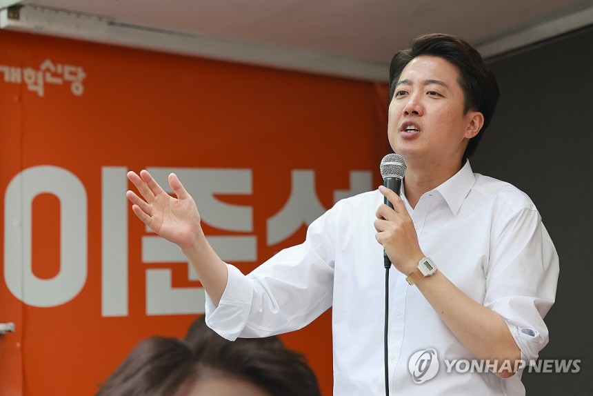 유세하는 개혁신당 이준석 후보
(서울=연합뉴스) 신현우 기자 = 개혁신당 이준석 대선 후보가 28일 서울 강남역 일대에서 지지를 호소하고 있다. 2025.5.28 nowwego@yna.co.kr