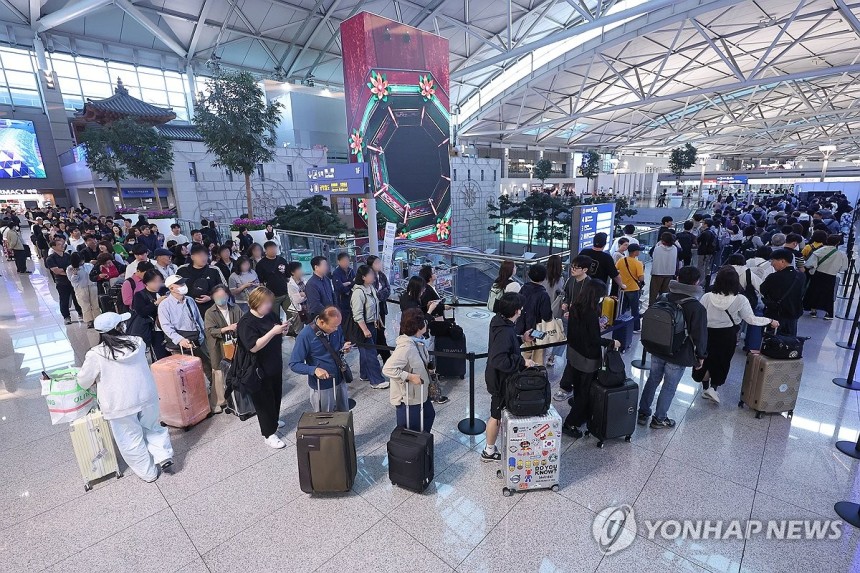 인천공항 출국장 사전투표소에 몰린 인파 (영종도=연합뉴스) 서대연 기자 = 제21대 대통령선거 사전투표가 시작된 29일 오전 인천국제공항 제1여객터미널 출국장에 마련된 사전투표소에서 유권자들이 길게 줄을 서고 있다.