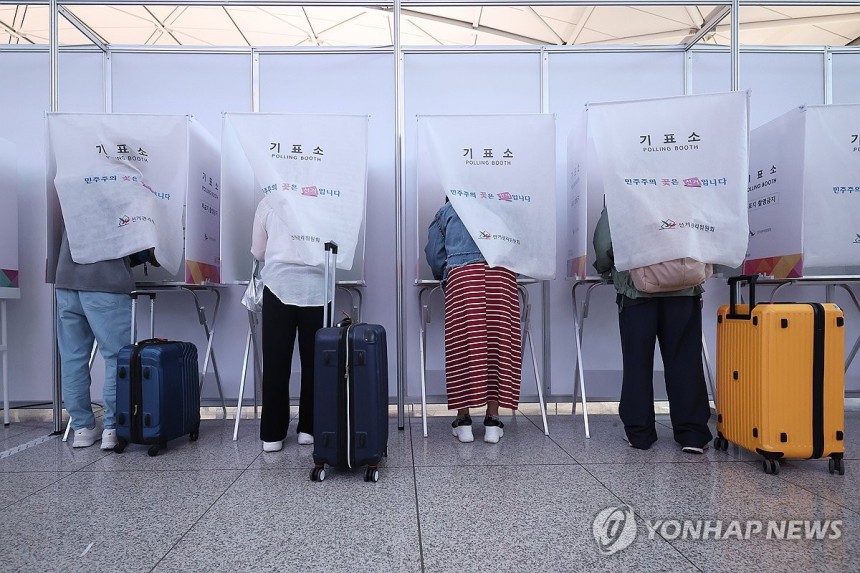 '출국 전 사전투표'
(영종도=연합뉴스) 서대연 기자 = 제21대 대통령선거 사전투표가 시작된 29일 오전 인천국제공항 제1여객터미널 출국장에 마련된 사전투표소에서 유권자들이 투표하고 있다. 2025.5.29 dwi