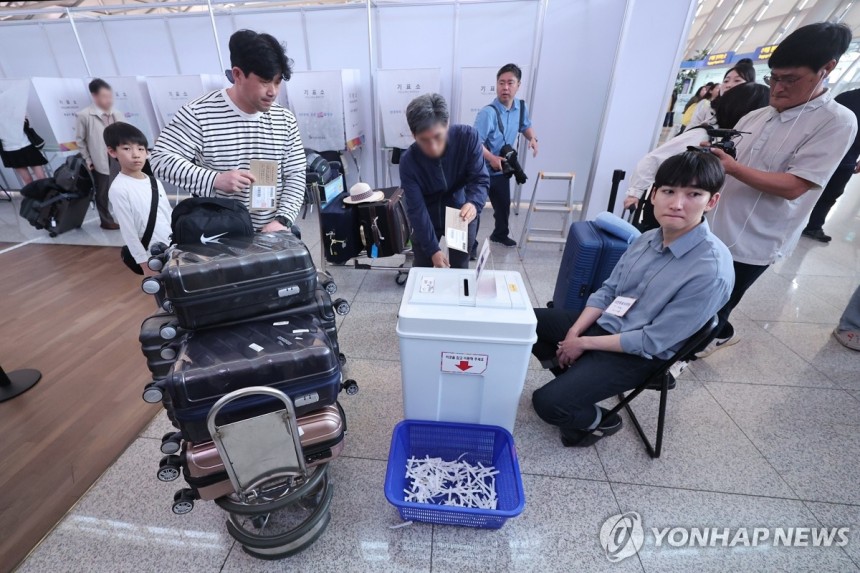 '가족여행 떠나기 전 사전투표'
(영종도=연합뉴스) 서대연 기자 = 제21대 대통령선거 사전투표가 시작된 29일 오전 인천국제공항 제1여객터미널 출국장에 마련된 사전투표소에서 자녀와 동행한 한 유권자가 투표하고 있다